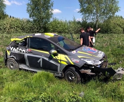 Bijušais kalnu riteņbraucējs 'Rally Liepāja' avarē gan testos, gan rallijā (VIDEO)