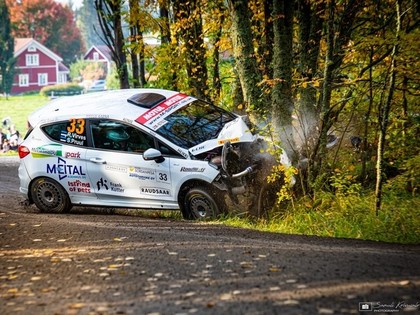 Talantīgais igauņu sportists pēc avārijas Somijas rallijā nokļūst slimnīcā (VIDEO)