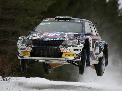 Rovanpera pārsit riteni, taču sīvā cīņā spēj izraut uzvaru Somijas rallijā
