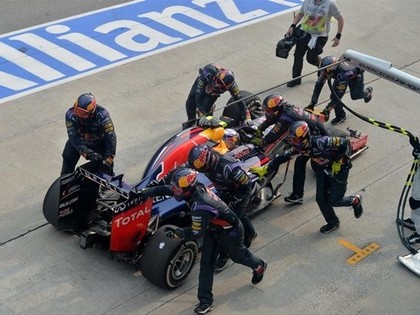 Red Bull draud Renault, Fetelam draudzīga bilde ar Ferrari vadītāju