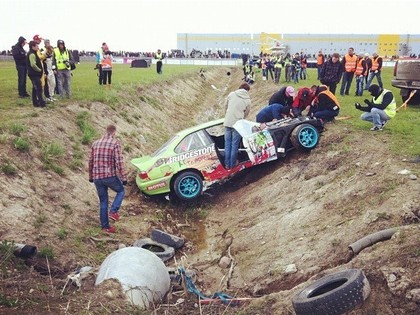 Krievijā grāvī ielido bijušais HGK drifta BMW (FOTO, VIDEO)