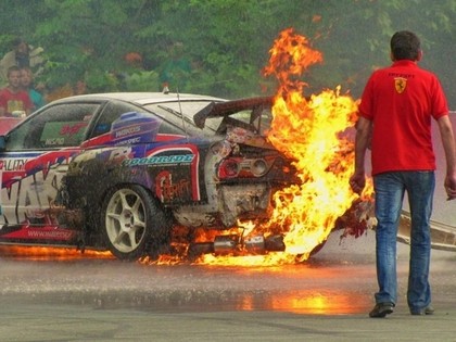 Krievijā ugunsdzēsēji nodedzina 400 zirgspēku drifta auto