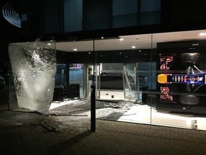 Zagļi ar automašīnu izsit Red Bull mītnes stiklu un nozog trofejas