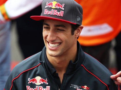 Smaidīgais austrālis Rikjardo kļūst par Red Bull F1 komandas otro pilotu