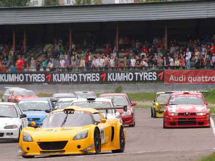 Riga Summer Race pārsteidz ar lietu, daudzām avārijām un skaistām uzvarām