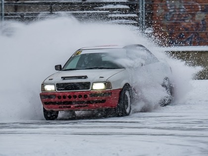 Rīgas ziemas kausa 3. posms braucējus un skatītājus priecē ar sniegu, ledu un sānslīdēm