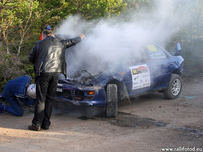 Igauņu sportists Sāremā rallijā uzmet sešus kūleņus (VIDEO)