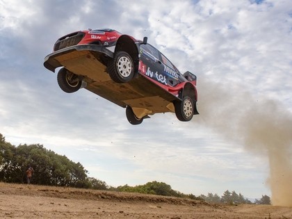 Pēc Sardīnijas WRC otrās dienas līderis Noivils, Sesks pēc pārsistas riepas 10.vietā