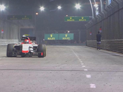 Singapūras F1 uz trases negaidīti izskrien cilvēks (VIDEO)