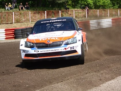 Fejfāra jaunais auto pēc iespaidīgās kūleņošanas ir iznīcināts (VIDEO) 