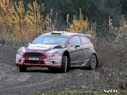 Latvijā braukušie sportisti dominē Velsas WRC rallijā