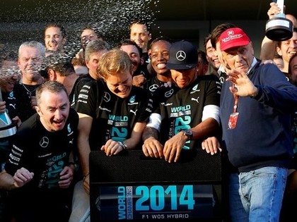 Mercedes ar desmito dubultuzvaru kļūst par čempioniem, Hamiltons palielina pārsvaru