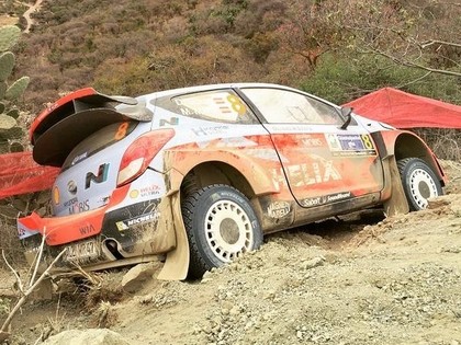 Meksikas rallija vadībā Ožjē, Sordo treniņos noskrien no ceļa (VIDEO)