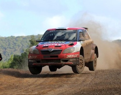 ERČ čempions rallijam gatavojas saunā ar kombinezonu mugurā