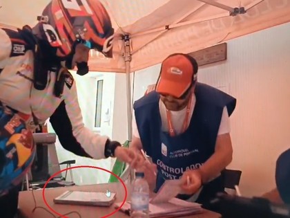 Evansa stūrmanis aizmirst stenogrammas kladi un spiests izmantot telefonu (VIDEO)