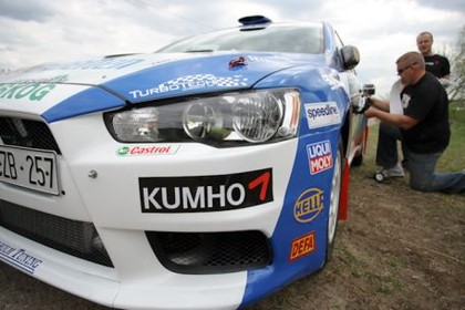 Joke Nīmans pirms rallija testē Talsu apkārtnes grants ceļus (video)