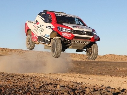 'Toyota' Dakaras rallijam bruņojas ar spēcīgiem braucējiem un uzlabotām mašīnām