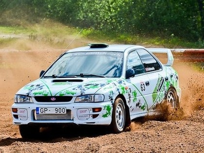 Latviešu jaunais talants nonāk somu rallija zvaigznes rokās