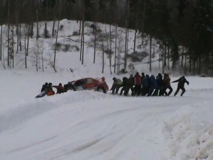 VIDEO: Igaunijas rallija galvenie palīgi - traktors, sniega lāpsta un virve