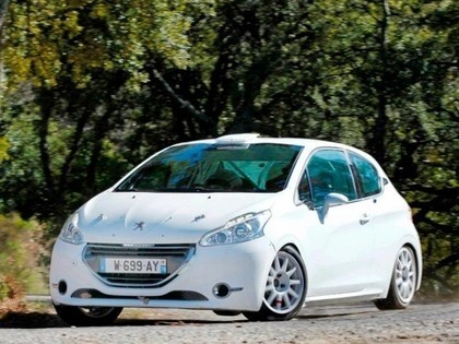 Peugeot aizvada testus ar jauno 208 R2 automašīnu (VIDEO) 