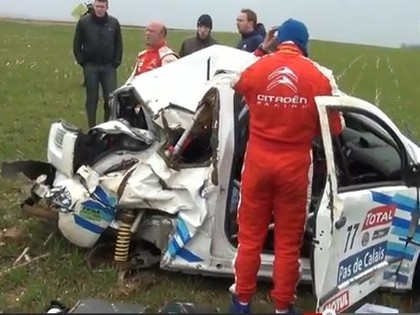 Liels ātrums un nelīdzens ceļš = iznīcināta rallija automašīna (VIDEO)