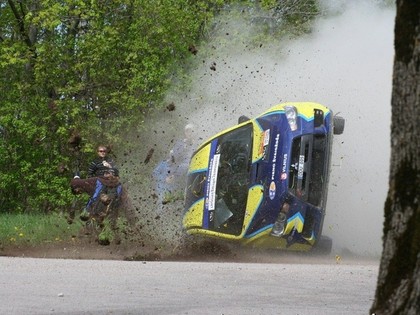 Pēc avārijas Talsu rallijā gandrīz notriec fotogrāfu (VIDEO)