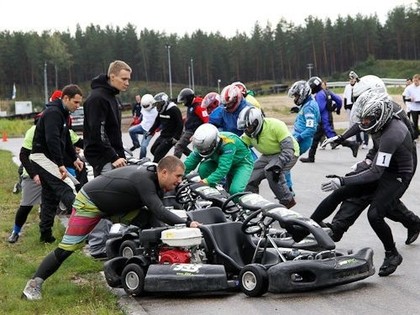 Šlēgelmilha deviņu stundu izturības brauciens noslēdzas tumsā un lietū