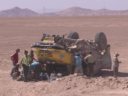 Dakāras rallijā, iemiegot mehāniķim, automašīna piedzīvo smagu avāriju (FOTO)