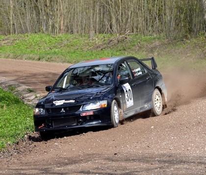 ASRT komanda Kalnamuižas rallijsprintā iemēģina jauno auto (FOTO)