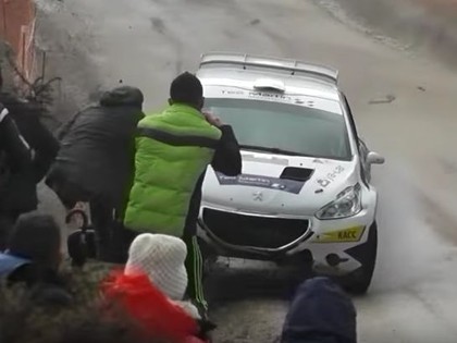 VIDEO: Auto pēc tramplīna gandrīz iebrauc skatītājos 