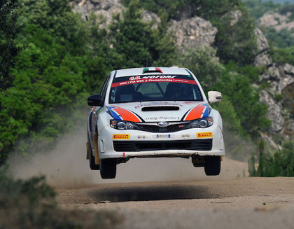 Sportistam pirms izšķirošās cīņas par titulu mašīnas motorā saber smiltis