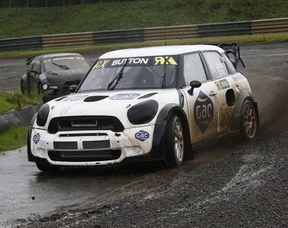 F1 zvaigznes testē rallijkrosa mašīnas un apbrīno šī seriāla braucējus
