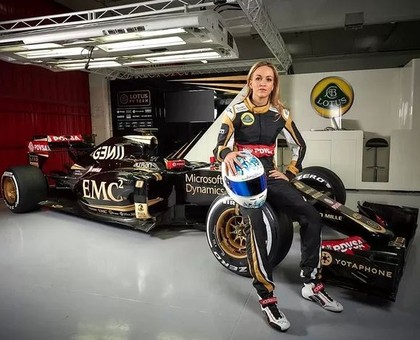 Simpātiskā autosportiste atrod darbu 'Lotus' F1 komandā, konkurenti uzjautrinās (FOTO)