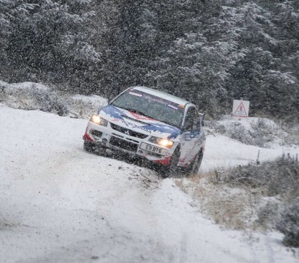 Pēkšņi uzsnigušā sniega dēļ tiek atcelts rallijs Velsā (VIDEO)