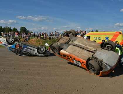 Rallijkrosa kausa 2.posmā divi braucēji kūleņo vienā un tajā pašā vietā (FOTO)