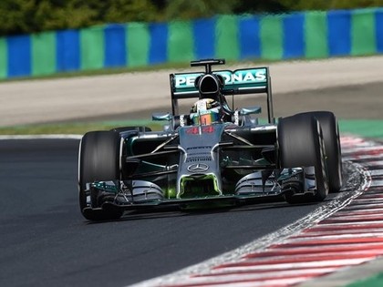 Mercedes dominē arī Ungārijā, pastarīšiem aizdegas formula (FOTO)