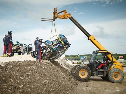 Otro gadu pēc kārtas Kens Bloks kūleņo Barbadosas rallijkrosā (VIDEO)