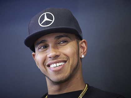Hamiltons pagarina līgumu ar 'Mercedes' uz vēl trīs sezonām
