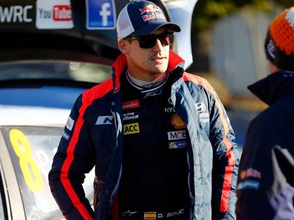 WRC rallija braucējs krīt no riteņa un salauž ribas