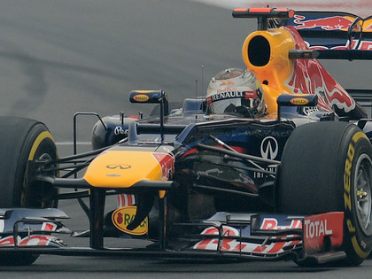 Fetels perfekts Indijā, lielisks arī Alonso