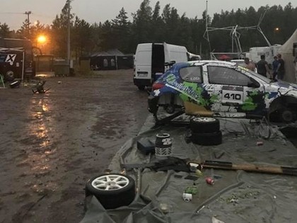 FOTO: NEZ Rallijkrosa posmā Somijā vētra noposta latviešu sportistu nometnes (PAPILDINĀTS)