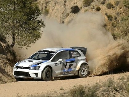 Rallija čempions Sainss atkal sēžas pie "VW Polo R WRC" stūres (VIDEO)