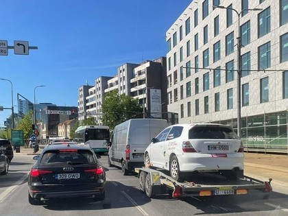 Dīriņš pēc nakts darbiem garāžā vēl paspēj nodot Bakalauru un steidz uz Somiju