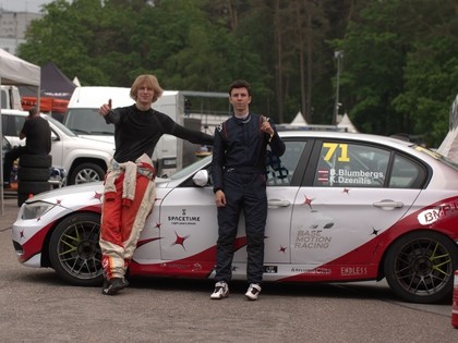 Jaunie autosporta talanti Blumbergs un Dzenītis veiksmīgi debitē autošosejā