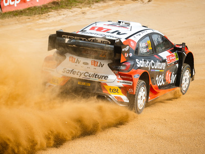 Pēc Portugāles WRC pirmās dienas Seskam sīva cīņa ar komandas biedriem